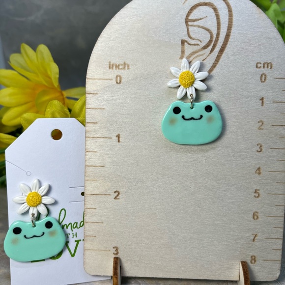Frog Daisy Earrings. - Picture 2 of 4